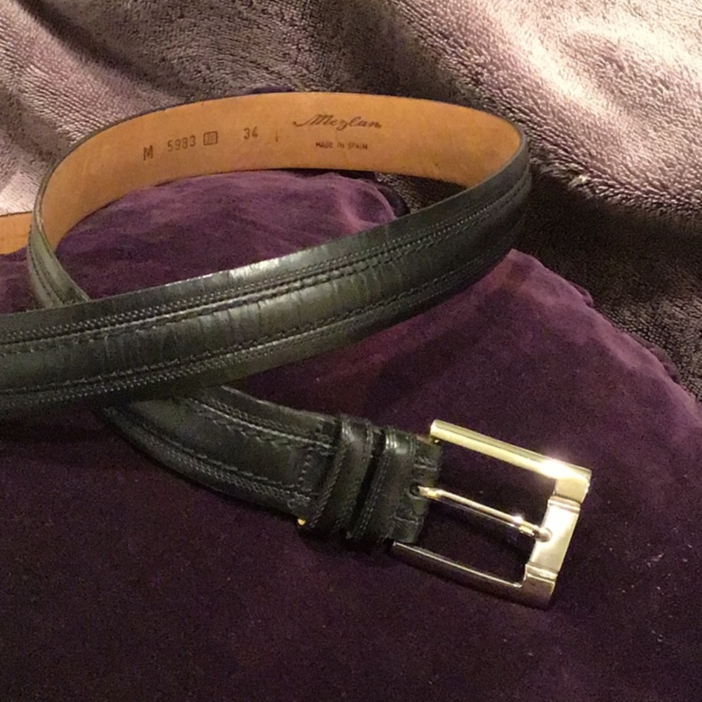 Mezlan 34/W black leather belt silver tone buckle great condition